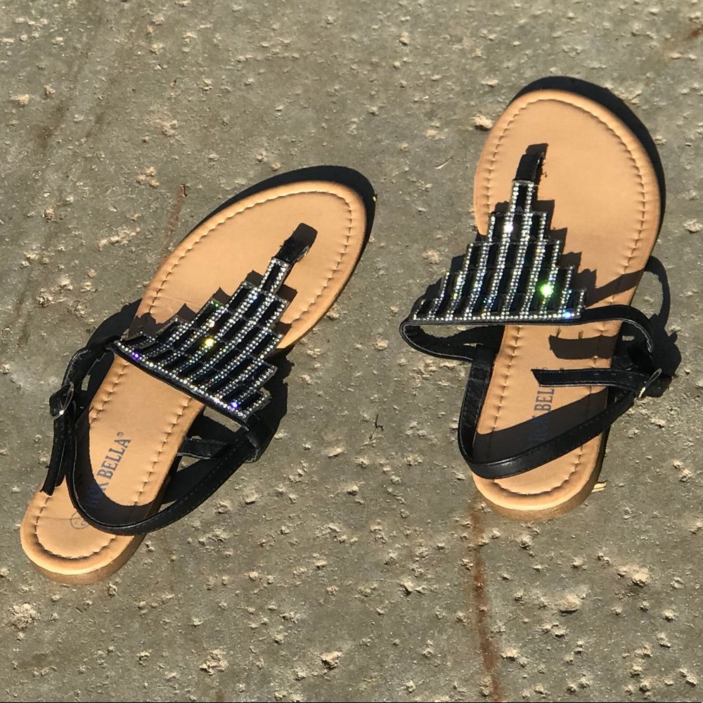 Black sandals with supporting strap !